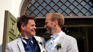 Erik-André Hvidsten och hans finlandssvenska man Kenneth Lytts på deras bröllop, sommaren 2012. Erik-André Hvidsten på sitt brölloip.