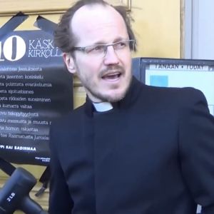 Kai Sadinmaa vasara kädessään Helsingin Tuomiokirkon ovella.