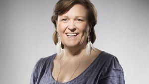 Stella Jonasson utmanar Vegatoppen med låten Din ängel. Stella Jonassson utmanar på Vegatoppen 30.3.2017