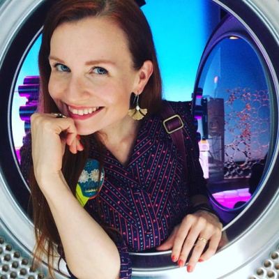 Toimittaja Hannamari Hoikkala kurkistaa pesukonelavasteeseen rumpuun sveitsiläisen RTS-yhtiön studiolla.