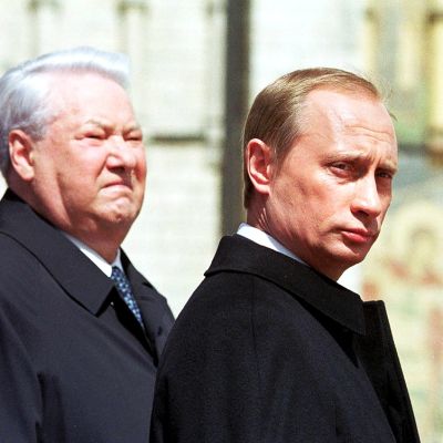 Väistyvä presidentti Boris Jeltsin ja tuleva presidentti Vladimir Putin virkaanastujaisseremoniassa 7. toukokuuta 2000.