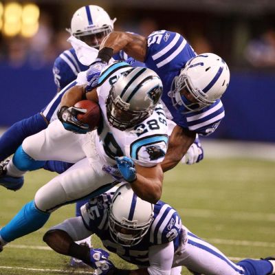 Carolina Panthersin Jonathan Stewart yrittää murtautua Indianapolis Coltsin puolustuksen läpi.