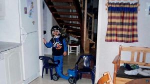 För Alaric var idrotten ofta den plats där hans begränsningar blev tydligast, men pennan lärde han sig snart att bemästra. Alaric Mård som barn hemma med hockeymålvaktshjälm.