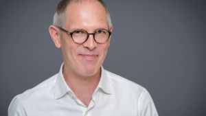 Jan Holmberg såg Fanny och Alexander när han var 13 år och tyckte att den var en magisk inkörsport till vuxenvärlden. Porträtt av filmvetaren Jan Holmberg, vd för Stiftelsen Ingmar Bergman.
