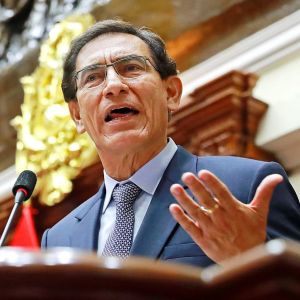 Perus president Martín Vizcarra talar vid en talarstol under en riksrättsprocess i kongressen