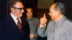 Henry Kissingers hemliga möten med Mao Zedongs ministrar ledde till att hans president Richard Nixon kunde göra ett statsbesök till Peking 1972. Henry Kissinger möter Mao Zedong.