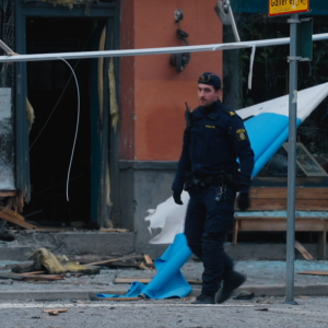 En svensk polis går runt på explosionsplatsen.