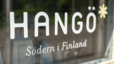 Ett skyltfönster med texten "Hangö, Södern i Finland".