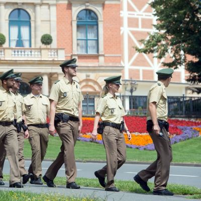 Seitsemän poliisia marssii Bayreuthin oopperajuhla-alueella.
