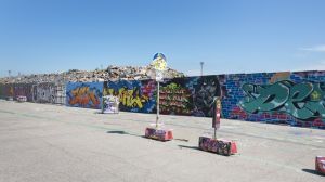 Graffitiaitaa Sompasaaressa Kalasatama dokumentointi. Graffitiaita Sompasaaressa. Myös aidan edessä oleviin liikennemerkkeihin ja roska-astioihin on maalattu graffiteja.