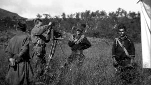 Rasundersökare i arbete i trakten av Gällivare sommaren 1925. Rasundersökare i arbete i trakten av Gällivare sommaren 1925. En av bilderna i ett privat fotoalbum som finns på museet Ájtte i Jokkmokk. På bilderna kan man se hur de utsända ”rasundersökarna” kommer vandrande och förväntar sig att bli mottagna som gäste