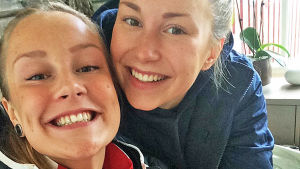 Selfie före match! Petra till vänster, Carla till höger. Petra och Carla Friman tar selfie