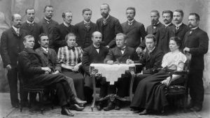 Storstrejkens centralkommitte 1905. Från Helsingfors svenska arbetarförening bl.a. K.G.K. Nyman, , G. Johansson, Anton Caselius samt K.F. Hagman och Johan Kock Helsingfors centralkommitte för storstrejken 1905