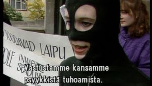 Mielenosoittaja R&A-festivaalin risteilyä vastassa Tallinnassa 1993. Ruutukaappaus ohjelmasta Noitaympyrät.