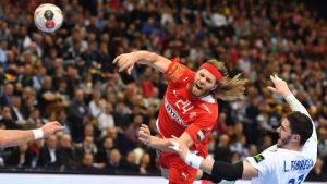 Storskytten Mikkel Hansen imponerar i VM. Mikkel Hansen avlossar ett fartfyllt skott med håret på ända.