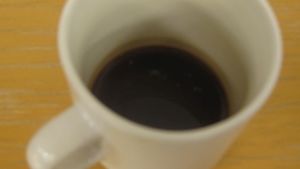Lähikuva kahvikupista, jossa on mustaa kahvia.