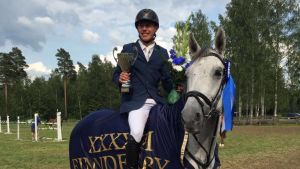John Antells och Denzels seger i Finnderby 2016 var en jätteskräll. John Antell på hästen Denzel i Finnderby 2016.