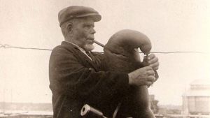 Juhan Maaker var en legendarisk säckpipsblåsare i Estland i början av 1900-talet. Den estniska säckpipsblåsaren Juhan Maaker från Dagö.
