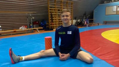 Oliver Pada sitter på brottningsmattan.