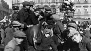 Poikia Havis Amandan patsaan reunalla vuonna 1920.