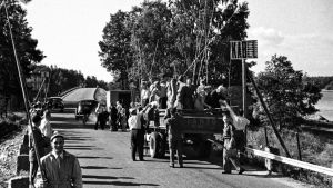 Länsiväylällä kalastuskilpailut 1950-luvulla. Taustalla silta Karhusaareen. Tältä paikalta Porkkalan sotilastukikohdan rajalle oli alle 20 kilometriä. Länsiväylällä kalastuskilpailut 1950-luvulla