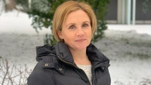 Annika Lustig, som är vd för vårdföretaget Lunacare säger att man gärna anställer mera personal. Porträttbild på Annika Lustig. Hon står ute, det är vinter och lite snö.