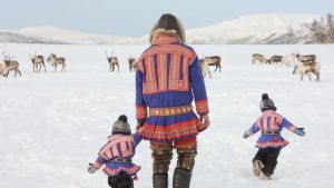 Piias trolovade är same. Tillsammans har de två pojkar. Pappa och två pojkar i samedräkt i snö med renar