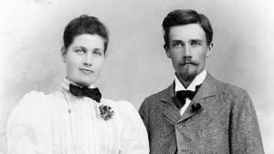 Thyra Peterson och Herman Lundborg under förlovningstiden i slutet av 1890-talet. Thyra Peterson och Herman Lundborg under förlovningstiden. De träffas 1896 på Sofiahemmet i Stockholm, där hon arbetar som sjuksköterska och han gör sin läkarpraktik.