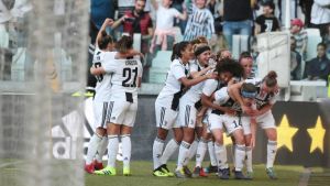 Sofie Junge Pedersen firas av lagkamraterna. Målskytten Sofie Pedersen firas av sina lagkamrater.