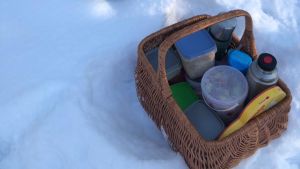 En picknickkorg med godsaker behövs för ett utekalas. En picknickkorg ute i naturen.