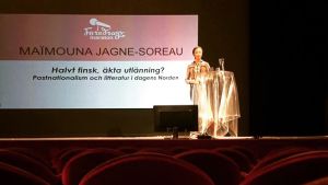 I sin doktorsavhandling undersöker Maïmouna hur vi läser postinvandringslitteratur. Maimouna jJagne-Soreau föreläser.