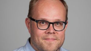 Jani Jalonen är direktör för kundrelationer på Tonsättarnas Upphovsrättsbyrå Teosto. En man med glasögon.