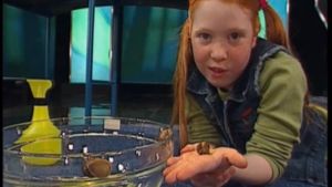 Oppåner å hitådit bjöd också på praktiska skötselråd för sniglar. En flicka håller i en snigel i tv-programmet Oppåner å hitådit.