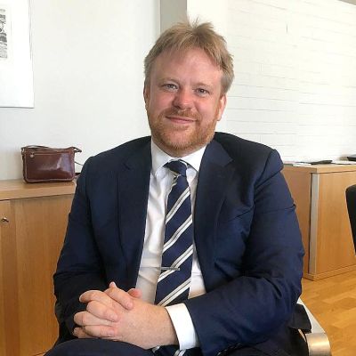 porträttbild man i kontor
