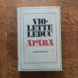 Puisen kirjoituspöydän päällä on kirja. Kirjan kannessa lukee Violette Leduc. Äpärä. Lehtimiehet.