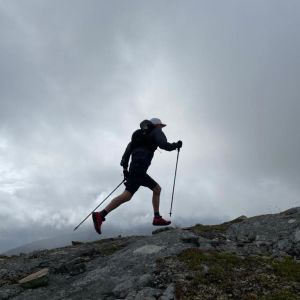 Mårten Boström springer på ett berg.