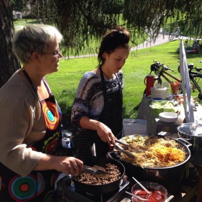 Melissa Arni-Hardén med sin dotter Aurora Hardén bjuder på koreansk mat på restaurangdagen i Sinebrychoffska parken i Helsingfors.