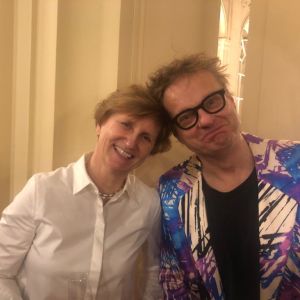 Minna Lindgren ja Iiro  Rantala katsovat kameraan ja nojaavat toisiinsa hymyillen.