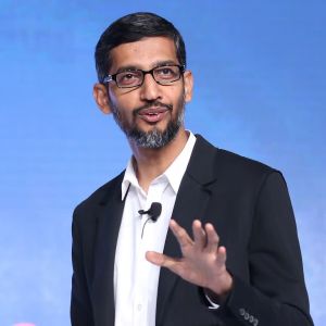 Googles vd Sundar Pichain står med Google-logo i bakgrunden 