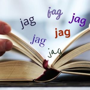 Någon läser en bok.