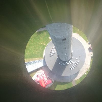 Näkymä Tallinnan Teletornin näköalatasanteen lattiassa olevasta ikkunasta.