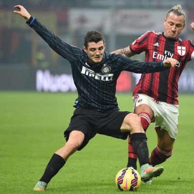 Interin Mateo Kovacic (vas.) ja AC Milanin Philippe Mexes (oik.) kaksinkamppailutilanteessa.