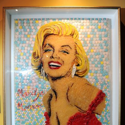 Karkeista tehty Marilyn Monroe taulu on taiteilija Christiam Ramosin käsialaa.