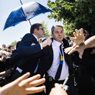 Henkivartijat yrittää suojella Serbian pääministeri Aleksandar Vučićia 