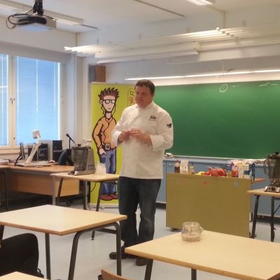 Strömsö-ohjelman kokki Micke Björklund vetää yläkouluissa ja lukioissa Kocka på Svenska workshoppeja