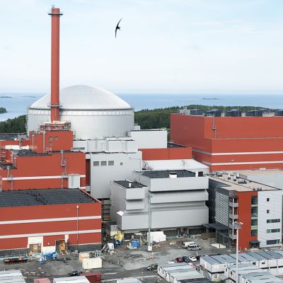 Olkiluodon rakenteilla oleva ydinvoimala.