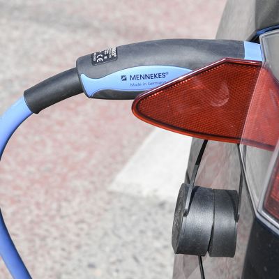 sähköauto latauksessa