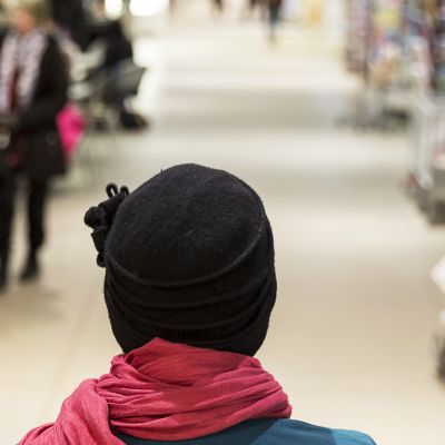 Ihmisiä kauppakeksuksessa