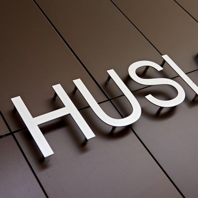 Huslabin kyltti seinässä
