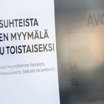 myymälä suljettu lappu ovessa